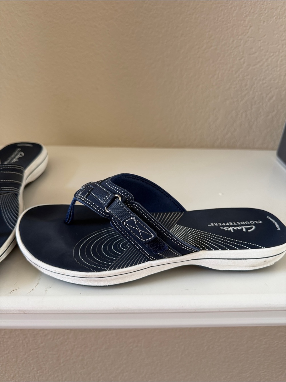 Clarks Navy Blue White-Trim Thong Sandals - Picture 3 of 10